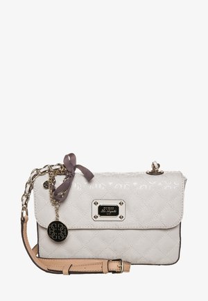 Hvid quiltet Guess crossbody taske med kæderem, beige læderdetalje, logoplade og dekorativ sløjfe med rund charm.