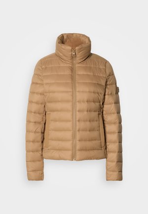 Beige pufferjakke med høy krage, horisontalt quiltet design, glidelås-lukking og sidelommer, laget av et glatt, lett stoff.