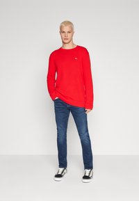 Tommy Jeans Strikkegenser - deep crimson