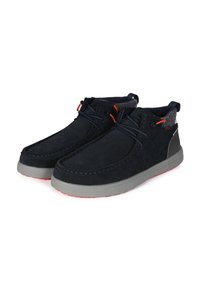 Scarpe scamosciate blu navy con suole grigie in gomma, punta rotonda e dettagli arancioni. Presentano un colletto alla caviglia texturizzato e cuciture a contrasto.