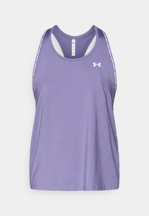 Paarse atletische tanktop met een racerback-design, gemaakt van gladde stof. Voorzien van wit logo en biezen langs de schouderbanden.