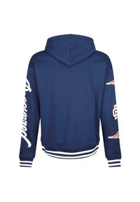 Mörkblå huvtröja med dragsko, vita randiga ärmslut och nederkant, stor text på ärmarna och kontrasterande vingedesign på sidorna.