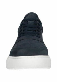 Marineblauwe sneaker van suede met een gladde textuur, voorzien van geperforeerde ontwerpelementen, een witte rubberen zool en vetersluiting.