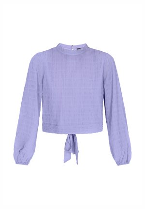 Bluză lavandă cu mânecă lungă, cu un model texturat în rețea, guler înalt și detaliu de șnur la talie. Material fin, cu o croială lejeră.