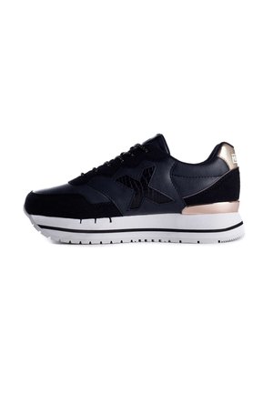 Matalavartiset tennarit - black