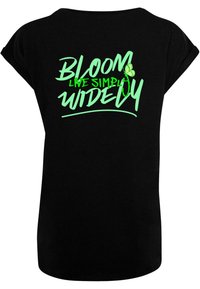 Juodas marškinėlis, oversized kirpimas, su ryškiai žaliais užrašais "BLOOM LIVE SIMPLY WIDELY" ir drugelio grafika. Minkšta medvilnės medžiaga.