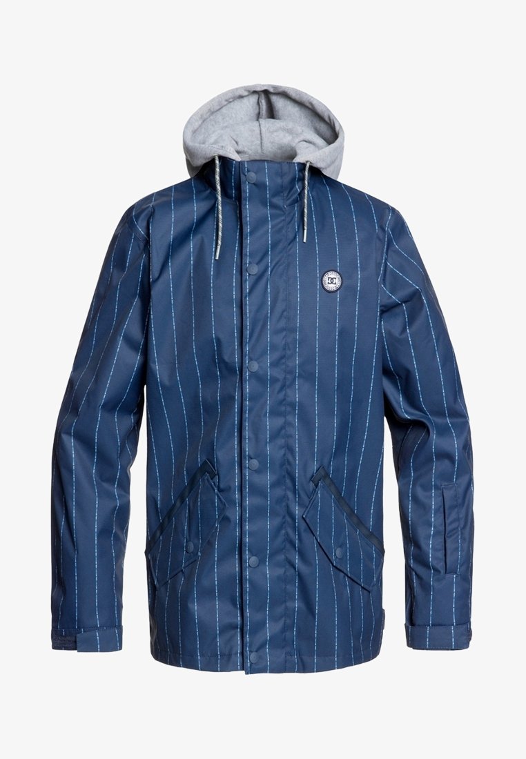 Veste bleu marine avec des rayures blanches verticales, une capuche grise avec cordons, fermeture par boutons-pression, et deux poches avant à rabat.