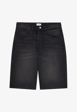 Černé denimové šortky s rovný střih, přední kapsy a malá značka na pase. Hladká textura s minimálním vyblednutím.