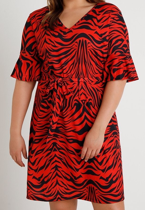 Vestido estampado en rojo y negro con mangas cortas, escote en forma de V y cintura con lazo. La tela tiene una textura suave y presenta un audaz diseño de rayas de cebra.