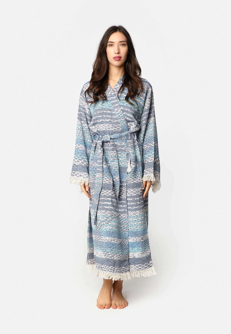 Dolga halja v modri in sivi barvi z vzorcem valov, z vezanjem v pasu in resicami na robu. Narejena iz mehke tkanine, z dolgimi rokavi.