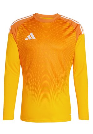 Langarm sportshirt in felgeel met oranje accenten. Heeft een dynamische textuur en een wit logo op de borst en schouder.