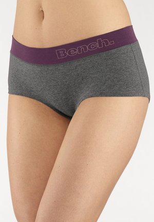 Grijze katoenen slip met een brede paarse tailleband met de "Bench."-logo in lichtpaars. Gladde textuur en een hipster-stijl snit.