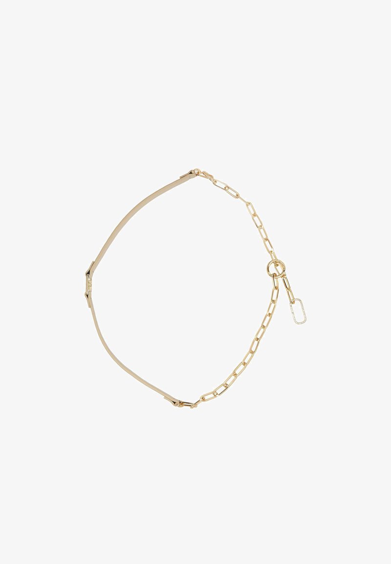 Guldtonad kedjebälte med ett smalt läderband i beige. Den har en stor cirkulär länk och en liten charm med en diamantliknandeaccent.