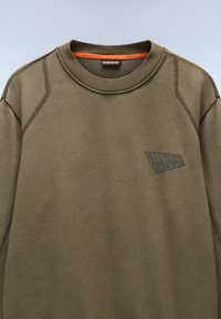 Olivenfarvet sweatshirt med ribbede ærmer, detaljeret syning på skuldrene og lille embosseret Napapijri-logo på venstre bryst.