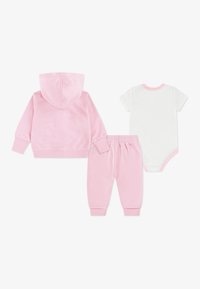 Σετ τριών ρούχων για μωρό: ροζ φούτερ με κουκούλα, ταιριαστά ροζ παντελόνια φόρμας και λευκό κορμάκι με κοντά μανίκια και ροζ λεπτομέρειες. Απαλό βαμβακερό ύφασμα.