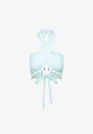 Haut halter bleu clair avec un design tourné, comportant des accents dorés et des embellissements ressemblant à des gemmes bleues le long de l'ourlet. Noué à l'arrière.
