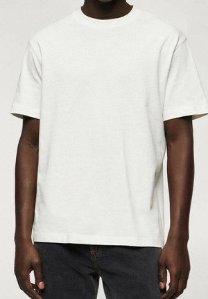 Biała koszulka z krótkim rękawem i okrągłym dekoltem, wykonana z miękkiej bawełny, o luźnym kroju i minimalistycznym designie.