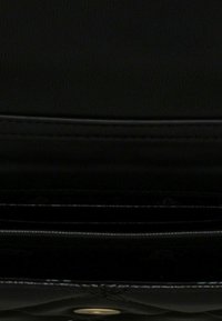 Steve Madden BJEFFA - Kabelka - black gold b g