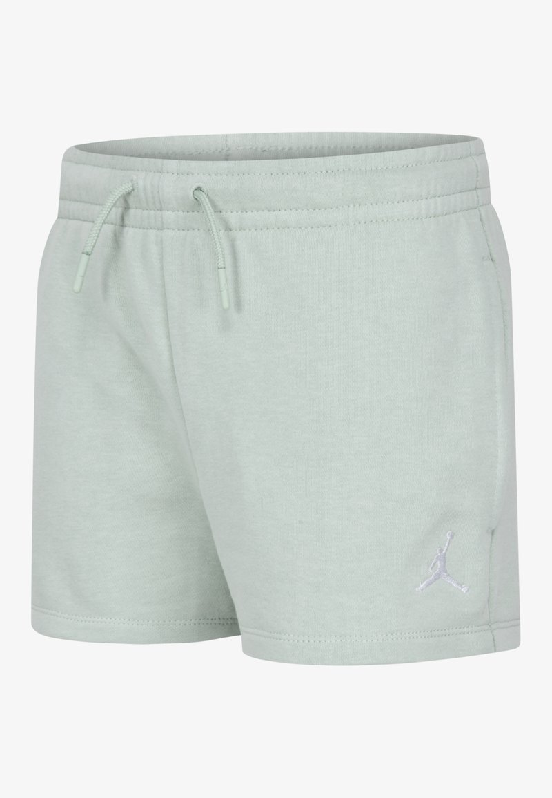 Lys grønne shorts laget av mykt stoff; har elastisk midjebånd med snorer og en liten hvit logo nederst til venstre foran.
