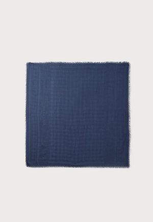 Foulard carré bleu avec un motif à carreaux subtil et des bords frangés, posé à plat sur un fond blanc.