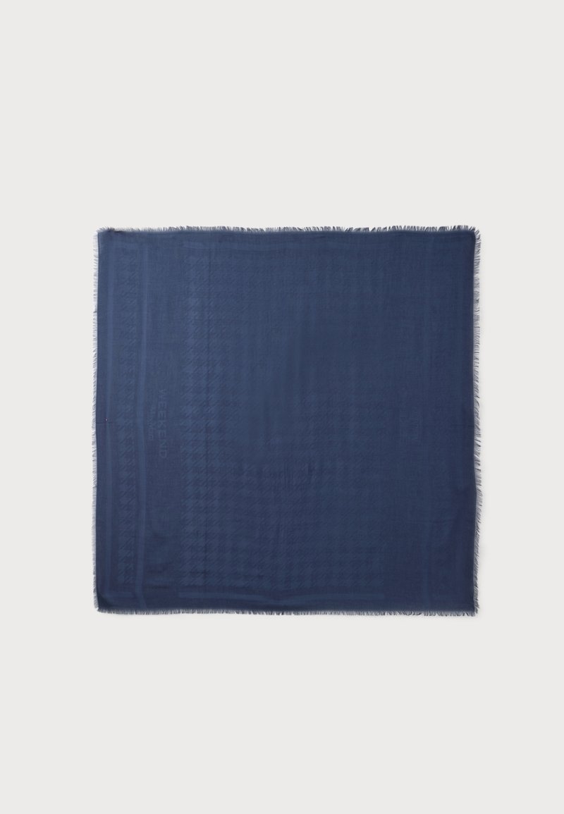 Foulard carré bleu avec un motif à carreaux subtil et des bords frangés, posé à plat sur un fond blanc.