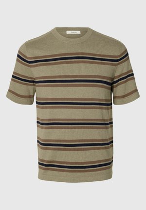 Beige gebreid T-shirt met korte mouwen, horizontale bruine en marineblauwe strepen en een ronde hals, weergegeven op een effen achtergrond.