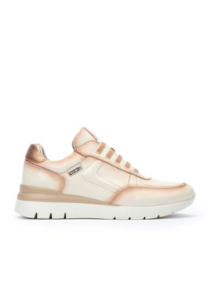 Zapatillas de color claro con un upper de cuero liso, acentos en oro rosa, detalles laterales texturizados y una suela de goma blanca.