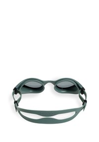 Gafas de natación Arena con un suave marco de silicona verde, lentes tintados, correas ajustables y un detalle central de marca.
