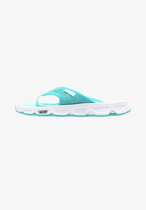 Sandale à bout ouvert bleu clair et blanc avec dessus en mesh, semelle matelassée et grip texturé conçue pour le confort décontracté.