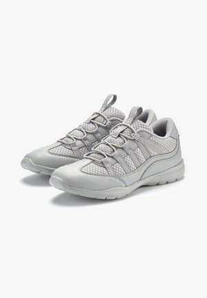 Graue Sportschuhe mit einem Obermaterial aus Netzgewebe, elastischen Schnürsenkeln, gepolstertem Kragen und einer strukturierten Gummisohle für Traktion.