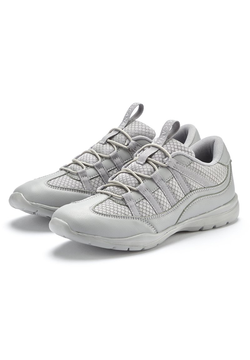 Graue Sportschuhe mit einem Obermaterial aus Netzgewebe, elastischen Schnürsenkeln, gepolstertem Kragen und einer strukturierten Gummisohle für Traktion.