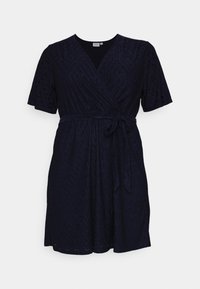 Sjy sininen lyhythihainen kietaisumekko, jossa on V-aukkoinen kaula-aukko, silmukkakankaita, vyötärösolki ja polvipituinen helma.