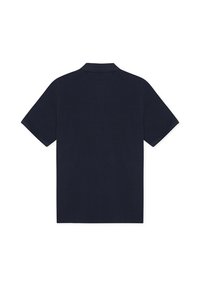 Μπλε ναυτικό πόλο πουκάμισο, κοντά μανίκια, κλασικό γιακά, βαμβακερό υλικό, μονόχρωμο σχέδιο, καθαρές άκρες, χωρίς εμφανή μοτίβα ή μεταλλικά στοιχεία.