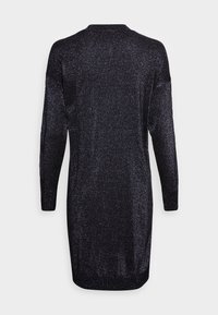 Svart glittrande långärmad klänning med avslappnad passform, med rund halsringning och en något längre bakre kant. Mjuk, texturerad tyg.