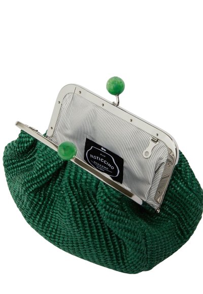 Grüne geflochtene Clutch-Tasche mit einem silbernen Metallrahmen, ausgestattet mit zwei grünen Verschlussknöpfen. Das Innere hat ein gestreiftes Stofffutter und ein Etikett.