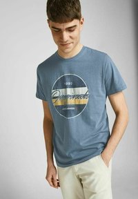 Jack & Jones JORBRADY TEE CREW NECK - Camiseta estampada - bluefin