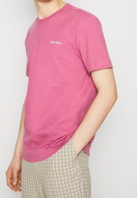 Calvin Klein Jednoduché tričko - berry