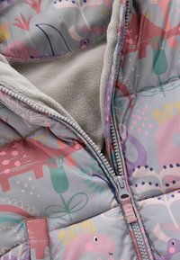 Kinder-Puffermantel aus grauem Stoff mit bunten Dinosaurier- und Blumenmustern, einem Fleece-Futter und einem Reißverschluss vorne.