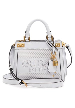 Biała skórzana torebka Guess z wyciętym logo, złotymi okuciami, górnymi rączkami, odpinanym paskiem na ramię i zawieszką w kształcie kłódki.