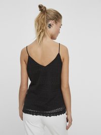 Zwart kanten tanktop met een V-rugontwerp, voorzien van ingewikkelde patronen en een scalloped zoom. Dunne schouderbandjes en lichtgewicht stof.