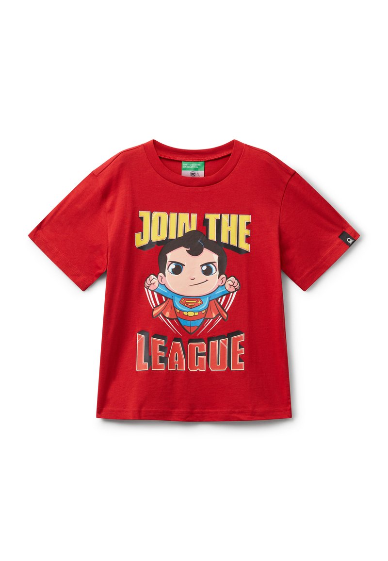 Červené dětské tričko s potiskem komiksového Supermana, který letí, a textem "PŘIDEJ SE K LIZE" v tučných žlutých a červených písmenkách.