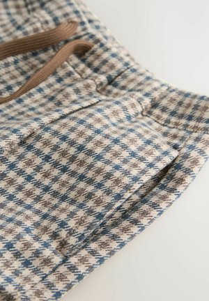 Shorts en tissu à carreaux présentant un motif bleu, marron et beige, avec une texture douce, une taille élastique et des poches latérales.