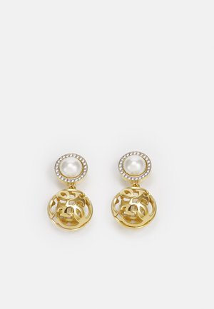 Boucles d'oreilles goutte en or avec une perle blanche ronde entourée de petites pierres transparentes et un motif circulaire ajouré suspendu en dessous.