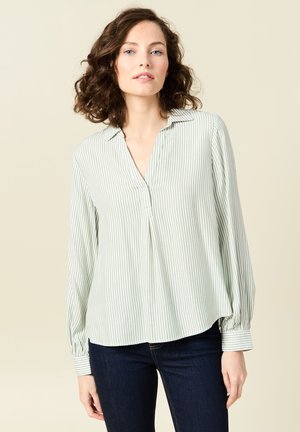 Hellgrün gestreifte Bluse mit V-Ausschnitt, Knopfdetails, langen Ärmeln und umgeschlagenen Handgelenken, hergestellt aus einem weichen, leichten Stoff.