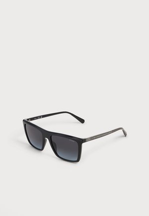 Lunettes de soleil rectangulaires noires avec verres dégradés foncés et branches fines avec un détail métallique près des charnières.