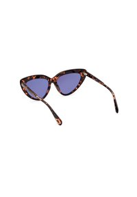 Occhiali da sole a forma di occhio di gatto in tartaruga con lenti blu, caratterizzati da una finitura lucida e bracci sottili e affusolati. Accenti dorati notevoli vicino alle cerniere.
