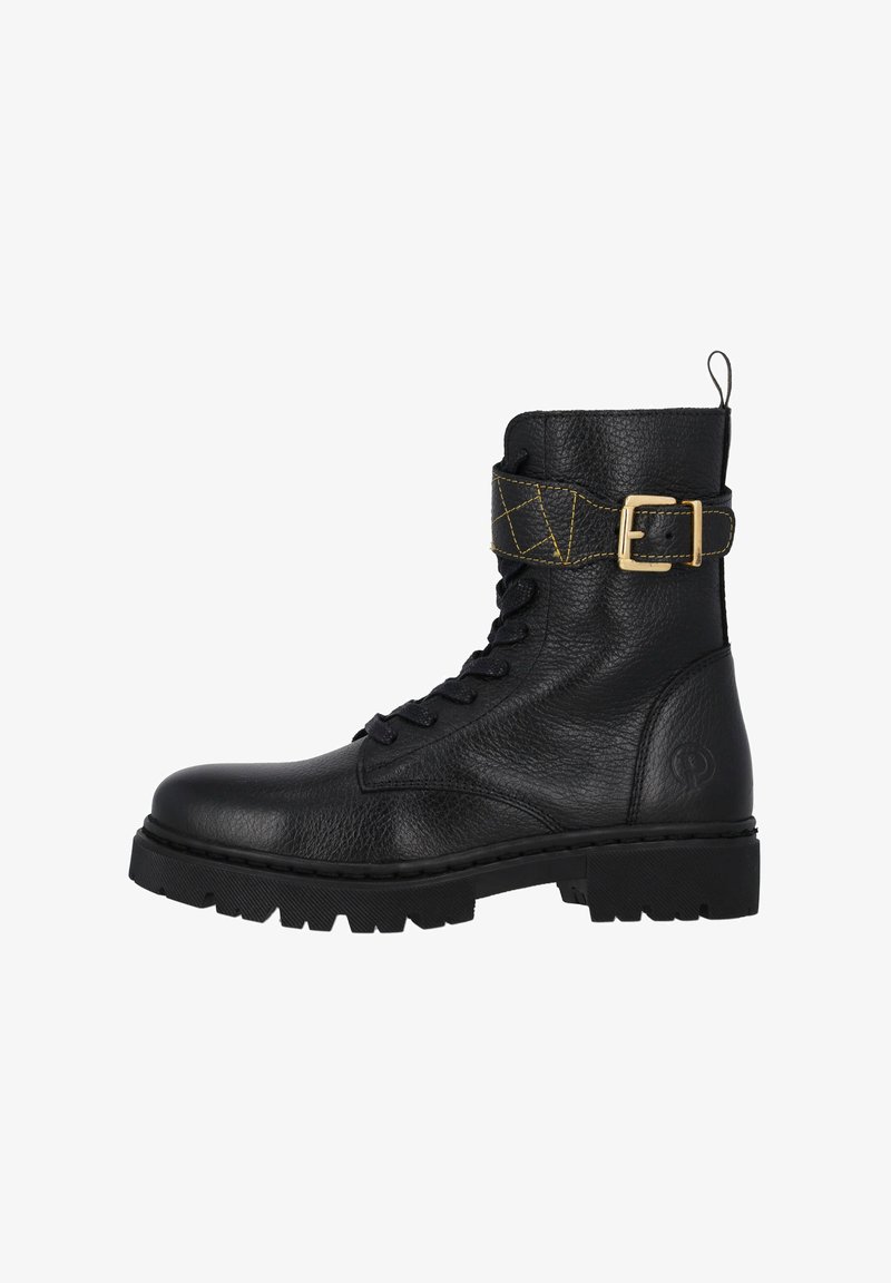 Botín negro de cuero hasta el tobillo con un acabado texturizado, una correa con hebilla dorada y una suela robusta. Presenta cordones y un lazo en el talón.