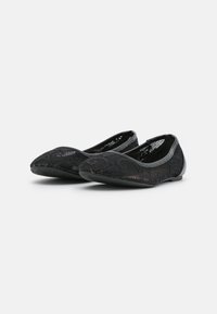 Ballerine nere con tomaia in pizzo con motivo floreale, punta arrotondata e tacco liscio, completamente nero. Suola in gomma testurizzata per una migliore aderenza.