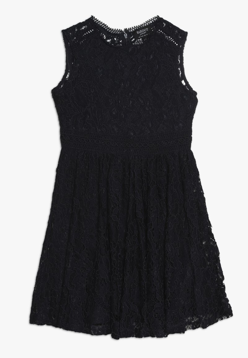 Robe noire sans manches longueur genou avec overlay en dentelle florale et bord festonné au niveau du décolleté et de la taille.