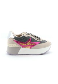 Sneakers met een beige suède en grijs leren bovenwerk, een roze glitterster detail, zilveren accenten en een dikke witte tussenzool met een paarse outsole.